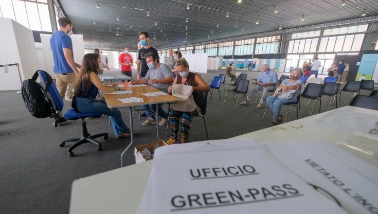 Assalto all’ufficio green pass, e i vaccini di Palermo "corrono" a 600 all’ora. Musumeci revoca le zone rosse