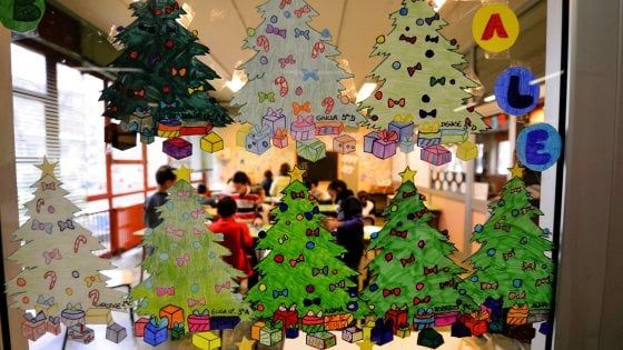 Recita di Natale vietata ai genitori, a Bari è rivolta. Poi l'accordo: "Distribuiremo gratis i video"