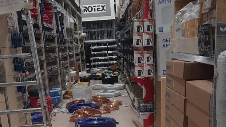 Merci gettate a terra e scaffali ribaltati: i giorni del sabotaggio contro Leroy Merlin dei sindacalisti Si Cobas