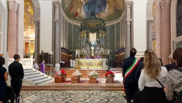 La palazzina crollata, a Messina i funerali delle vittime ma si cerca ancora l’ultimo uomo deceduto