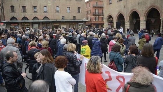 Bologna, piazza Maggiore, la poesia di Bergonzoni per i migranti: "Neri come la pace"