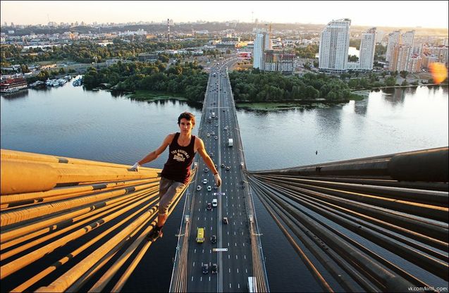 Russia, la scalata per uno scatto: selfie estremo per Kirill