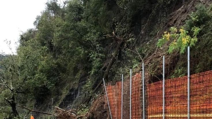 Levante ligure, frane nell'entroterra, mareggiate sulla costa