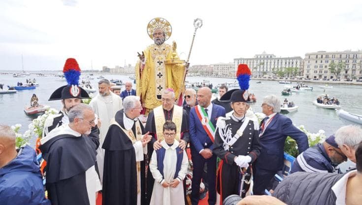 San Nicola, Bari abbraccia il suo santo: la processione in mare e l’accensione delle luminarie