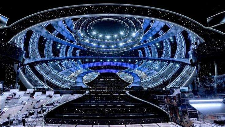 Amadeus svela la scenografia di Sanremo a Fiorello: "Ciuri, ti aspettiamo!"