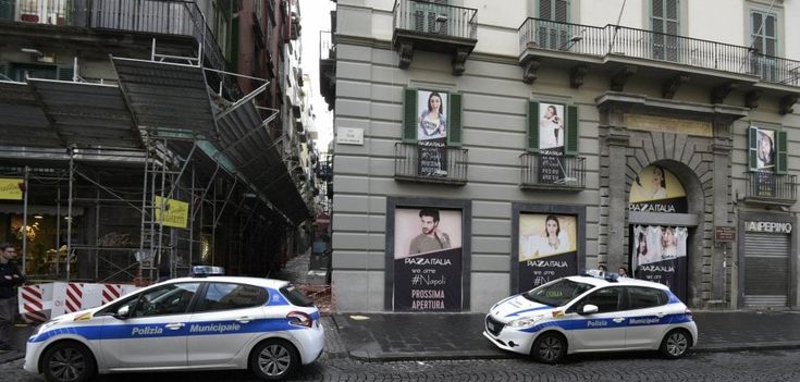 Esplosione nella notte in via Toledo davanti al negozio "Piazza Italia", auto danneggiate e vetri in frantumi