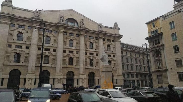 Blitz di Ultima Generazione sul ‘dito’ di Cattelan, il Comune di Milano si costituisce parte civile: richiesta di risarcimento agli attivisti ambientalisti