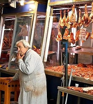 Tornano gli angeli neri di Atene.<br />Carne gratis al mercato per Pasqua