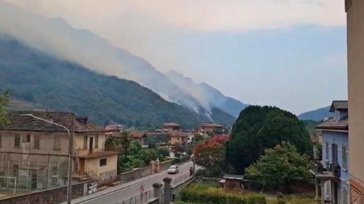 Il fuoco avanza e divora il bosco, la Val d’Ossola ora spera nella pioggia