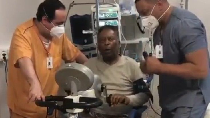 Pelé va già in cyclette: "Pedalando così, tornerò presto al Santos"