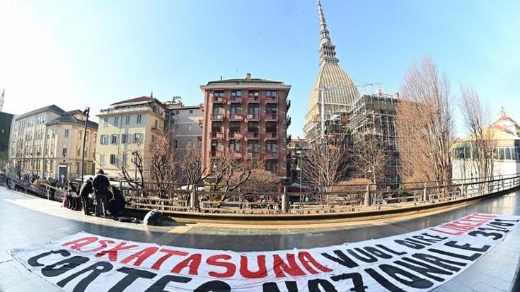 Corteo Askatasuna, il prefetto vieta i caschi e la vendita di bottiglie e lattine