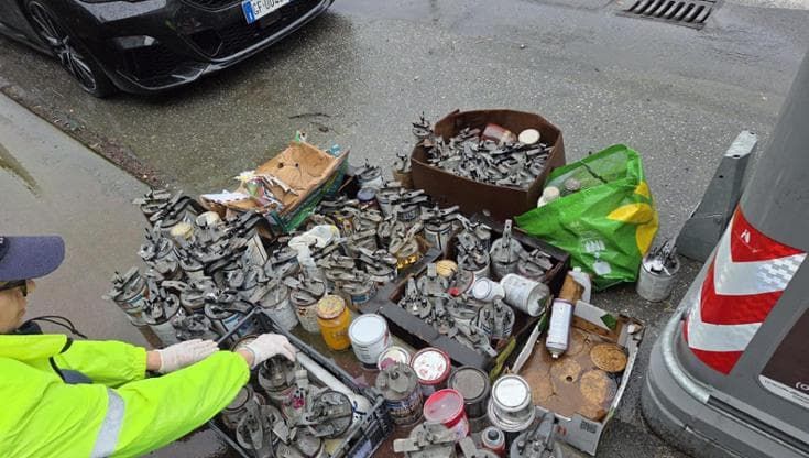 Vernici e solventi abbandonati vicino ai cassonetti, una denuncia