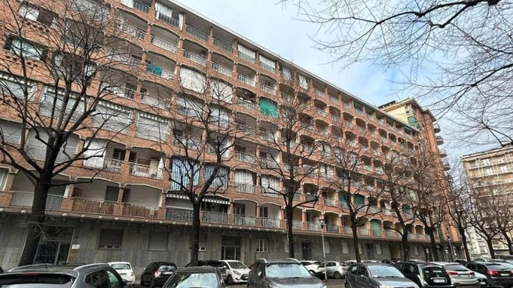 Sorprende i ladri in casa, li insegue e viene pestato