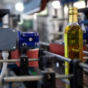 Olio extravergine, una petizione per vietare le offerte sui volantini