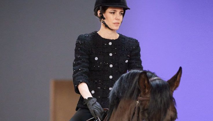 Charlotte Casiraghi a cavallo apre la sfilata di Chanel a Parigi 
