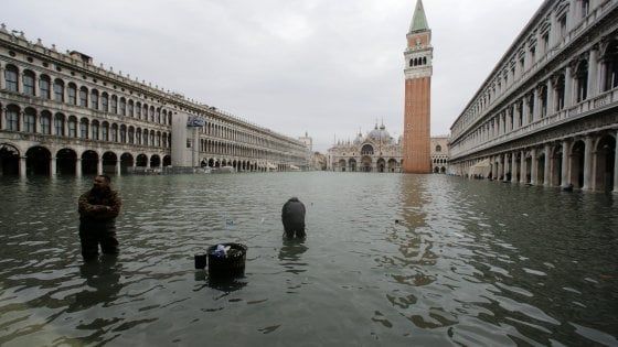 Clima, così le catastrofi sono diventate normali. Le polveri sottili 'rubano' sei mesi di vita ai nostri nipoti
