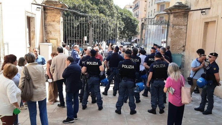 Scritte "Speranza boia nazi" e attak nei lucchetti di villa Filippina: a Palermo contestato dai no vax il ministro della Salute per una iniziativa elettorale