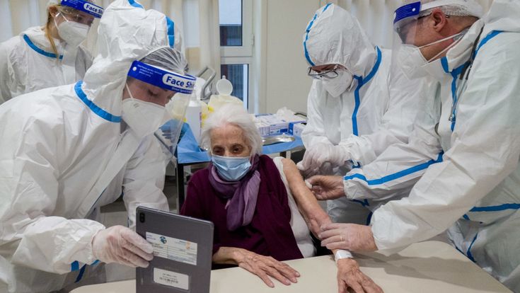 In ospedali e Rsa l’effetto dei vaccini già si vede: “Contagi controllati”