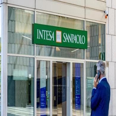 Clienti spiati, indagata Intesa Sanpaolo: correntisti valutano risarcimenti. L’istituto: “Noi parte lesa”