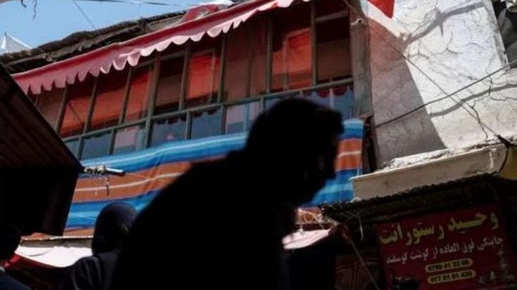 Il limbo degli afghani fuggiti da Kabul: bloccati in Albania, aspettano il visto americano