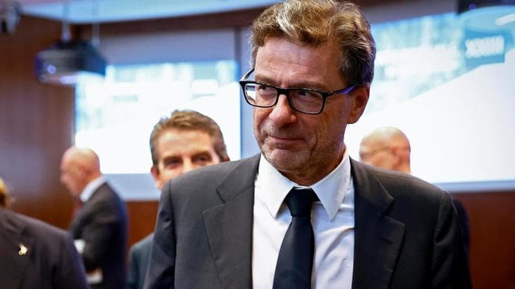 Manovra, Giorgetti: “Chiederemo sacrifici a tutti”. Ma Salvini boccia il ‘suo’ ministro. La Borsa va giù