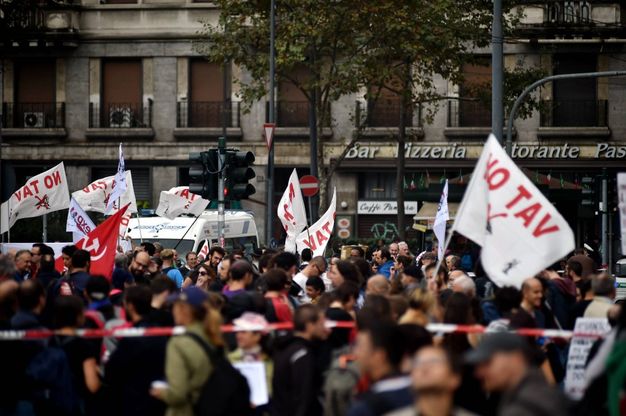 Milano, centri sociali e comitati in corteo contro Expo