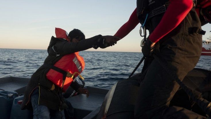 La lettera di ringraziamento all'equipaggio, il regalo dei 35 profughi sbarcati dalla Life Support di Emergency