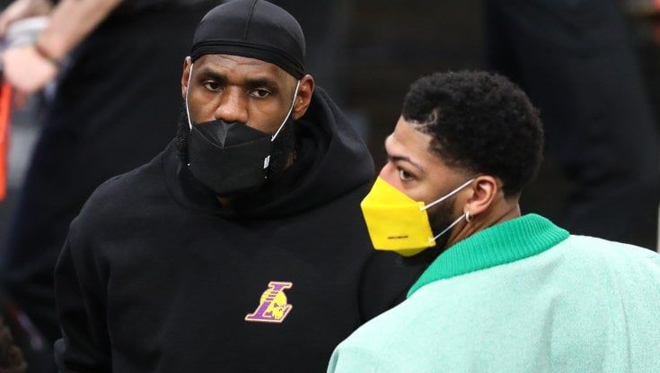 Basket Nba: i Lakers cadono a Phoenix, a Est testa a testa Philadelphia-Brooklyn