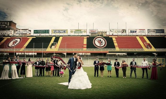 Sposi-tifosi a Foggia: dopo il 'sì', la festa allo stadio