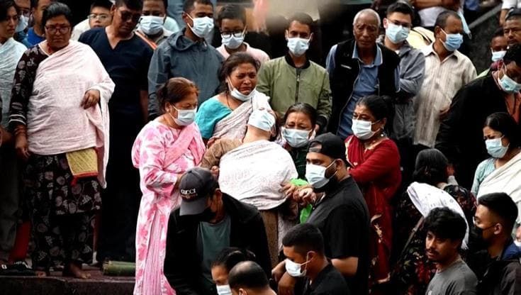 Nepal, la disperazione dopo l'alluvione: la cerimonia funebre a Kathmandu
