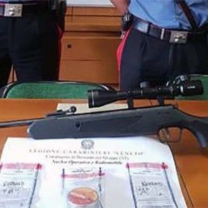 Vicenza, spara dal terrazzo e ferisce immigrato: denunciato