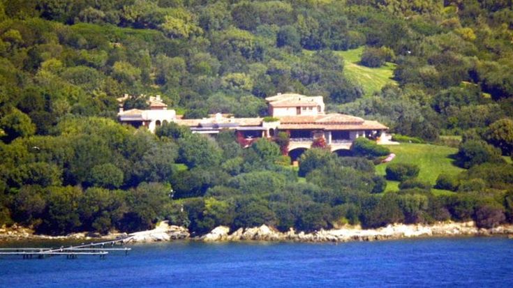 Berlusconi e le mega ville: da Roma al lago Maggiore, ecco come i figli se le stanno spartendo