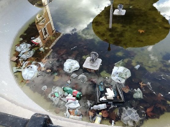 Bari, le fontane spente in centro sono una discarica