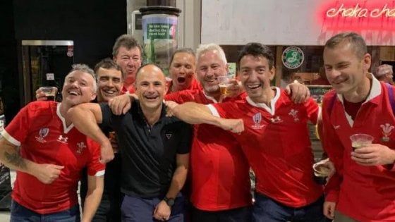 Rugby, Mondiali: foto arbitro con i tifosi gallesi, Francia sconfitta e furiosa