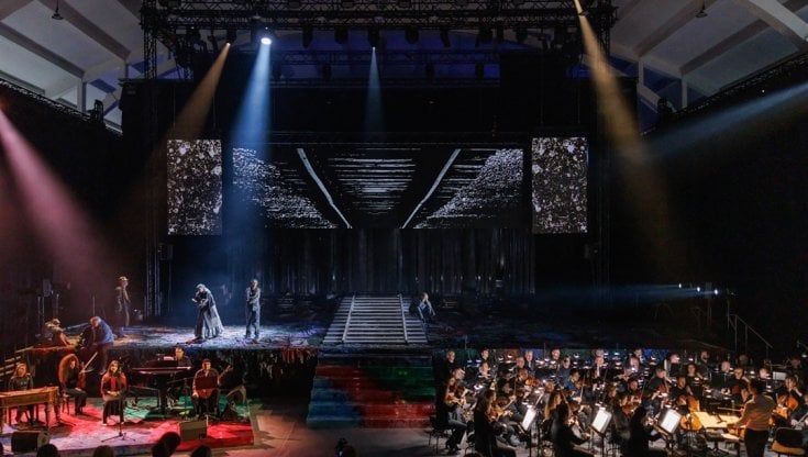 L'opera in Fiera: in attesa del nuovo palcoscenico del Comunale, ecco come ha risolto il problema il Teatro polacco di Poznan