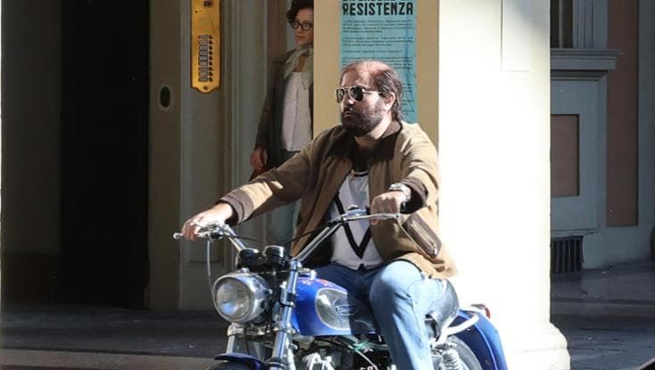 E Lucio arriva in Ducati. Bologna è un set a cielo aperto per il film su Dalla