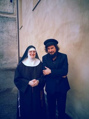 Vinicio Capossela in visita al Monastero delle Trentatrè