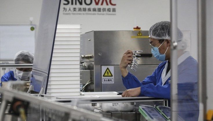 Vaccino, l'Ema avvia i contatti preliminari con i cinesi di Sinovac e i russi di Sputnik