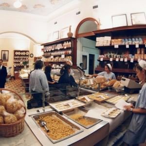 L'Istat: prezzi +0,2% ad aprile, ma la variazione annua è negativa