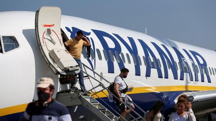 Buone notizie per chi viaggia, Ryanair abbassa i costi dei biglietti