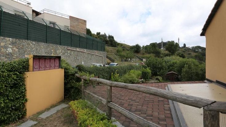 Pra’, effetto-Delfino. La rabbia dei residenti che vivono a pochi metri dalla Rems: “Solo adesso riflettori su di noi. Ma da anni qui è un inferno”