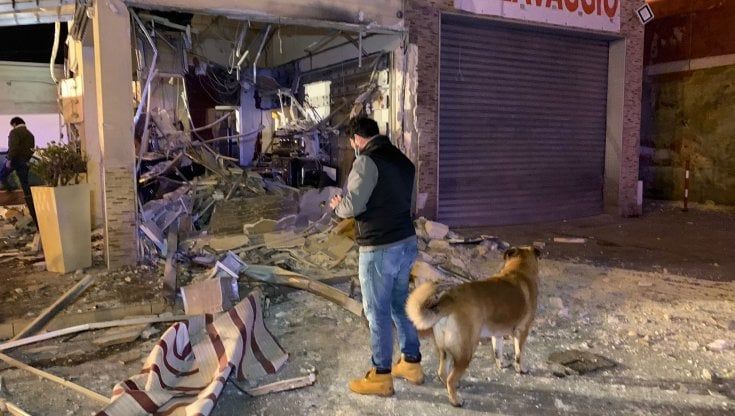 Taranto, bar sventrato da un'esplosione: boato avvertito in tutta la città