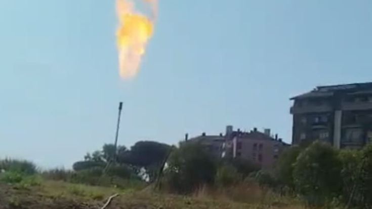 Acilia, fuga di gpl al distributore: il gas bruciato in torcia per evitare esplosioni