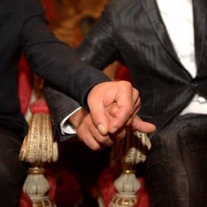 Beffa sulle unioni civili. "Con i doppi cognomi nuovo codice fiscale"