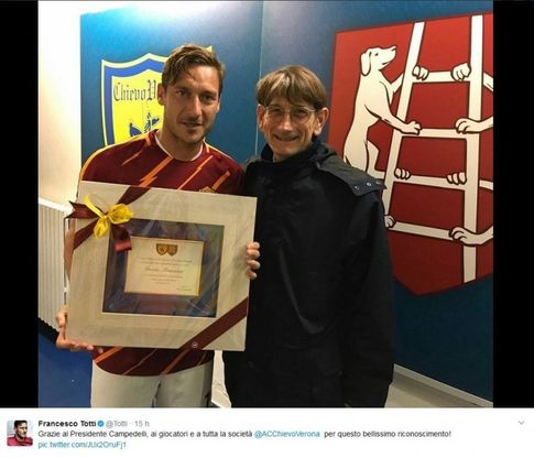 "I campioni veri appartengono a tutti", Totti riceve una targa dal Chievo: le foto su Twitter