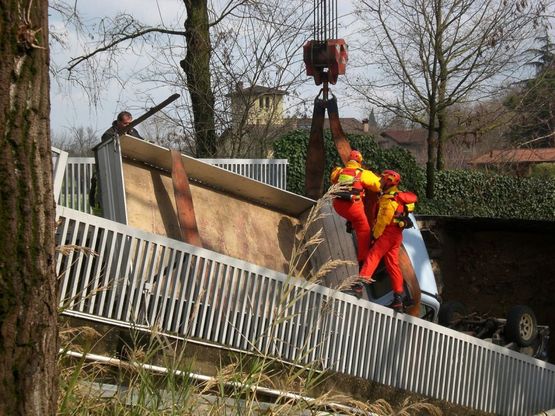 Maltempo, crolla ponte vicino casa di Gianni Morandi