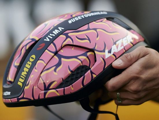 Un casco col cervello alla Parigi-Roubaix: l'idea della Jumbo-Visma per promuovere l'uso della protezione