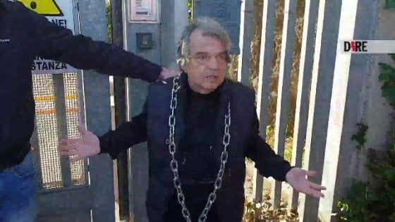 Rifiuti Roma, protesta contro la discarica a Falcognana. Brunetta si incatena