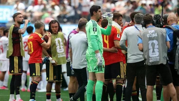 Caldo estremo sui campi dei Mondiali di calcio, è scontro sulle pause idratanti