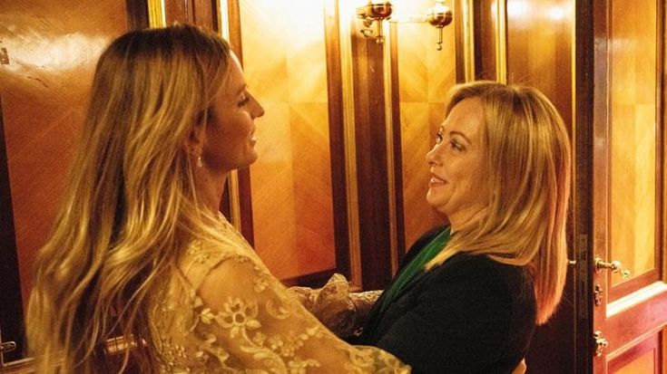 Beatrice Venezi: show, poltrone e polemiche. La vita sopra lo spartito della maestra cara a Meloni